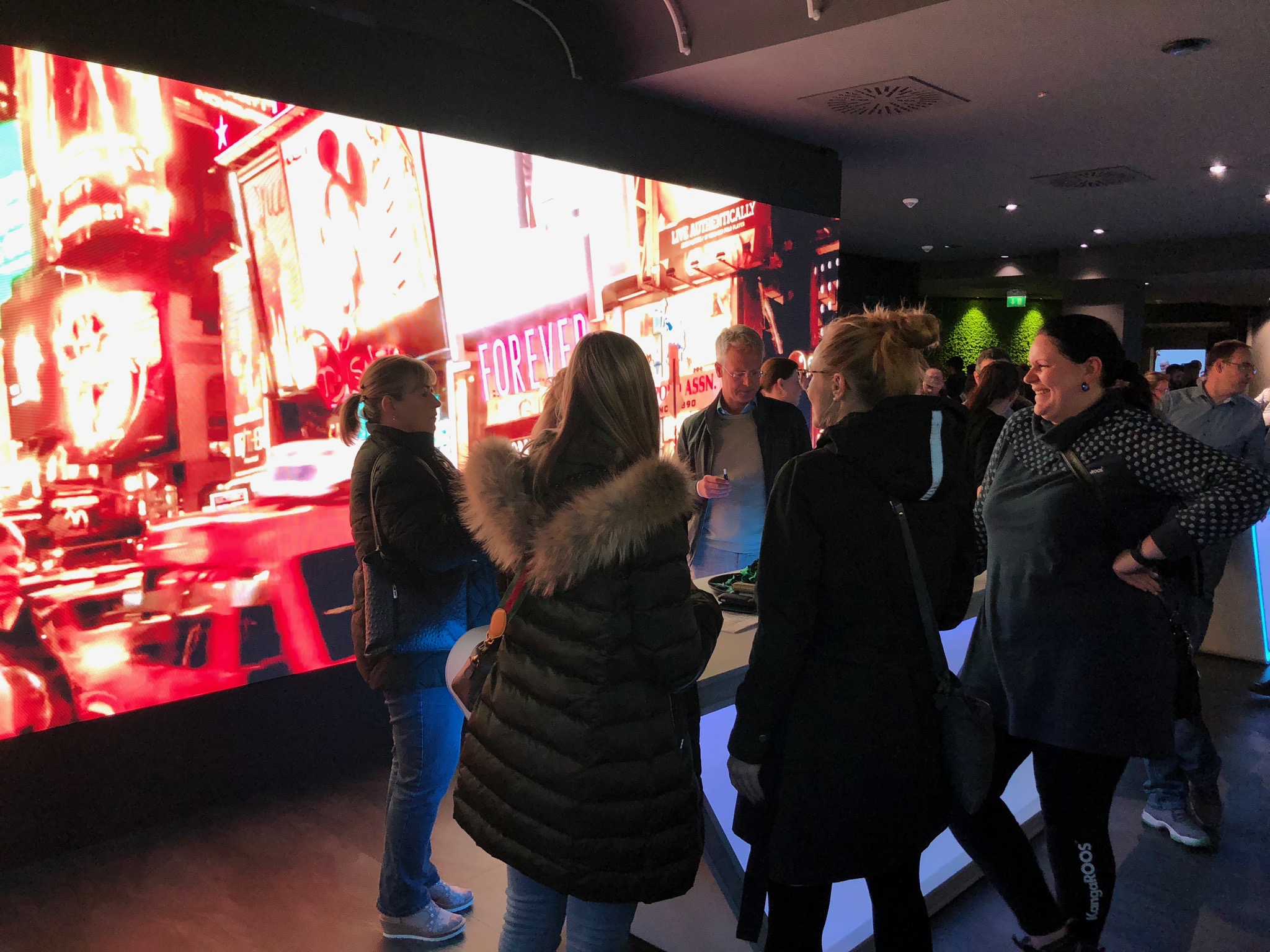 brandsn mind LED Wand mit Besuchern IQOS Eröffnung