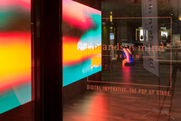 brands'n mind durch Eingang sichtbare LED Wand