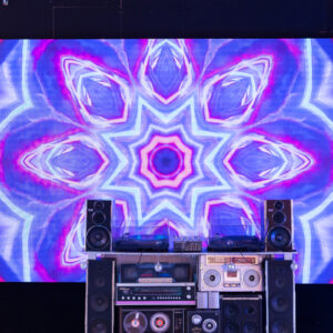 DJ booth mit LED-Wand dahinter